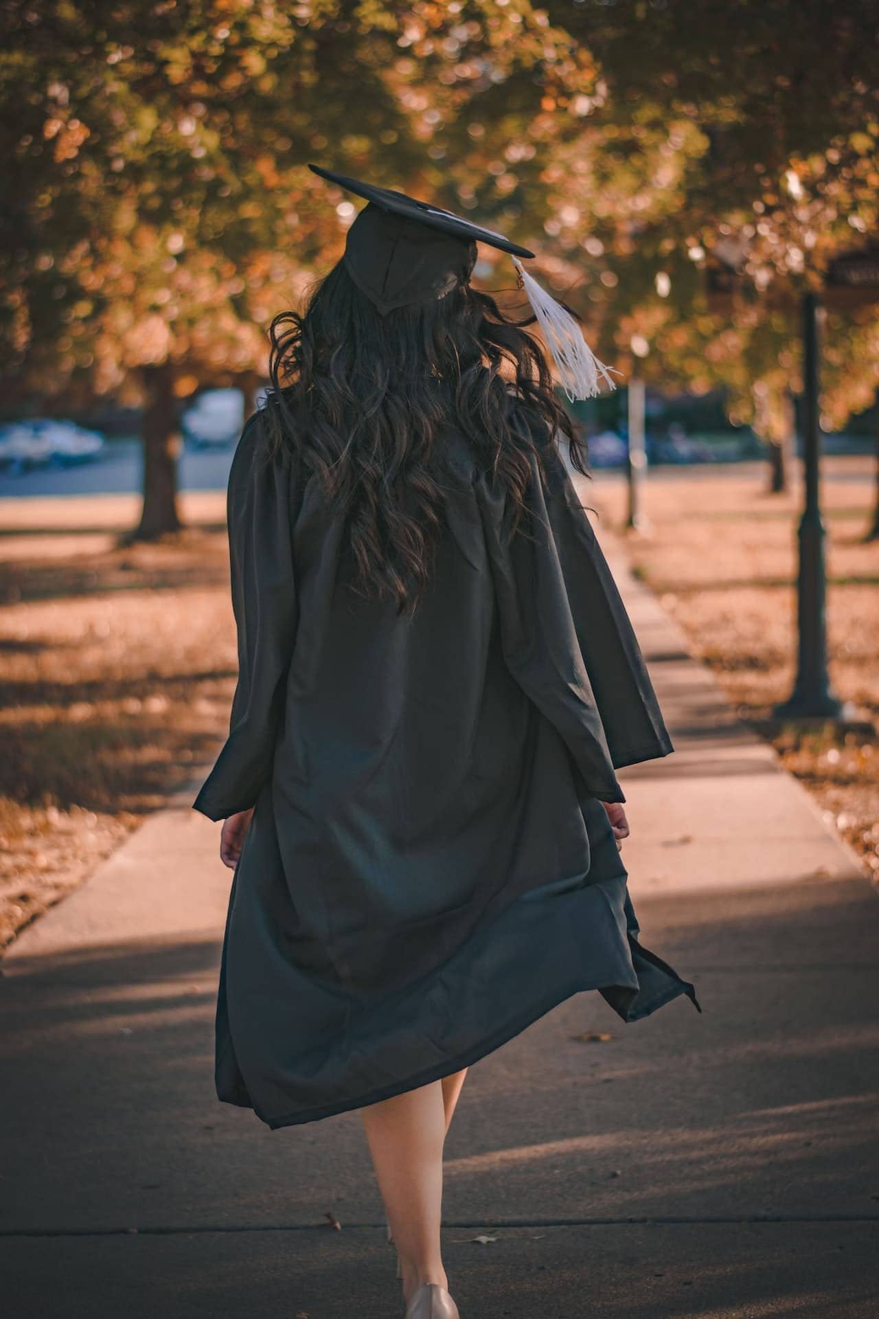How to Write a College Resume with Examples - A student walking towards a college campus